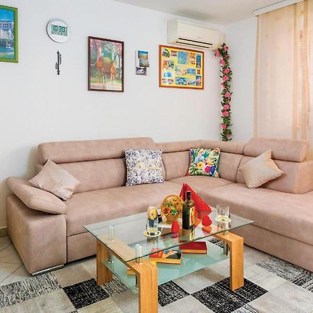 2 Bedroom Gorgeous Apartment In 라벡 외부 사진
