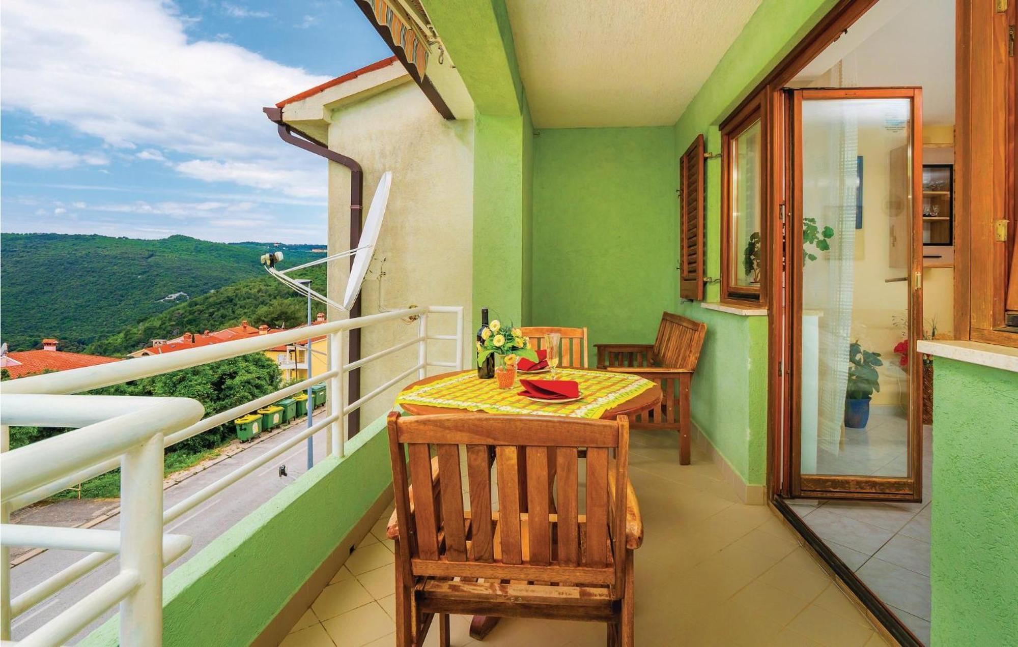 2 Bedroom Gorgeous Apartment In 라벡 외부 사진